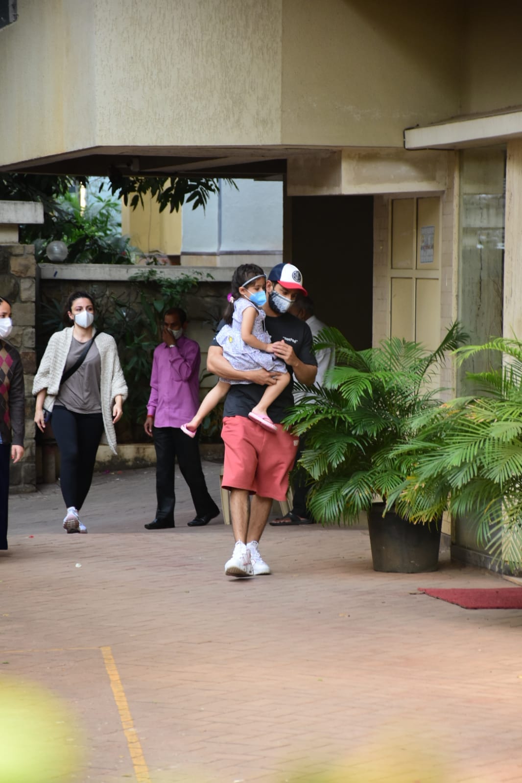 Soha Ali Khan, her husband Kunal Kemmu and their daughter Inaaya reach Kareena Kapoor's house. (Varinder Chawla)