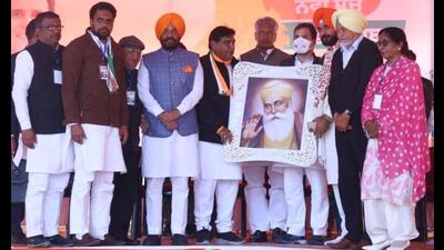 Congress leader Rahul Gandhi being felicitated by state unit leaders, including Navjot Singh Sidhu and Sunil Jakhar, at an election rally in Hoshiarpur on Monday. (HT Photo)