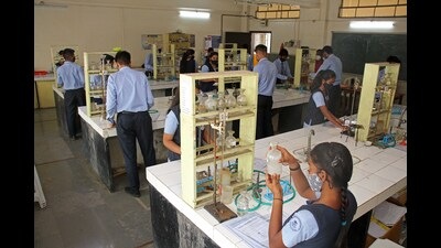 Practical and oral examinations of Class 12 began at junior colleges in Pune and Pimpri-Chinchwad. (In pic) students of Abhinav junior college are seen doing their practicals. (Ravindra Joshi/HT PHOTO) Practical and oral examinations of Class 12 began at junior colleges in Pune and Pimpri-Chinchwad. (In pic) students of Abhinav junior college are seen doing their practicals. (Ravindra Joshi/HT PHOTO)