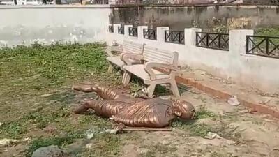 The statue, which was installed to mark the centenary of Mahatma Gandhi’s Champaran Satyagraha at Charkha Park, was severely damaged. (HT PHOTO.) The statue, which was installed to mark the centenary of Mahatma Gandhi’s Champaran Satyagraha at Charkha Park, was severely damaged. (HT PHOTO.)