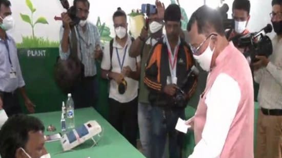 Goa governor PS Sreedharan Pillai casts his vote at a booth in Taleigao on Monday. (ANI)