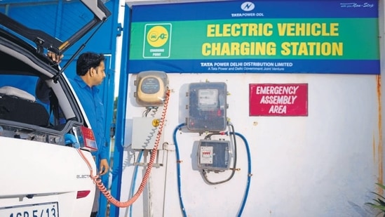 The sale of private electric cars increased by 36% to 146 last month; and sales of EV taxis have risen by 272% to 134.(Livemint | Representational image) The sale of private electric cars increased by 36% to 146 last month; and sales of EV taxis have risen by 272% to 134.(Livemint | Representational image)