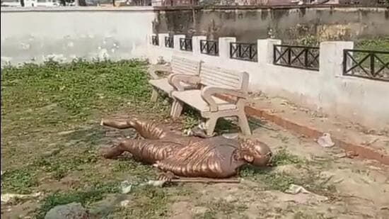 The statue, which was installed to mark the centenary of Mahatma Gandhi’s Champaran Satyagraha at Charkha Park, was severely damaged. (HT PHOTO.)