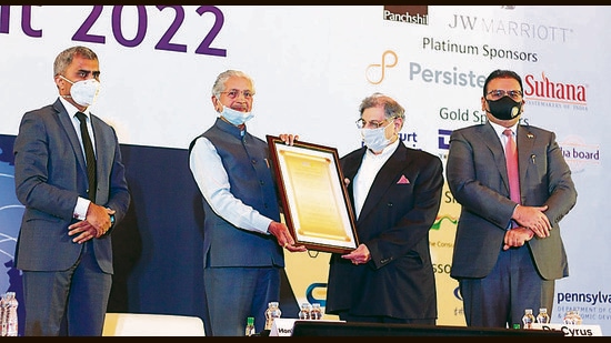 Cyrus Poonawalla (second from right) was felicitated at MCCIA’s Pune International Business Summit on Monday. (HT PHOTO)