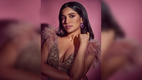 Bhumi Pednekar opted for neutral makeup to amp her look and added heart shaped earrings to her accessorise.(Instagram/@bhumipednekar)