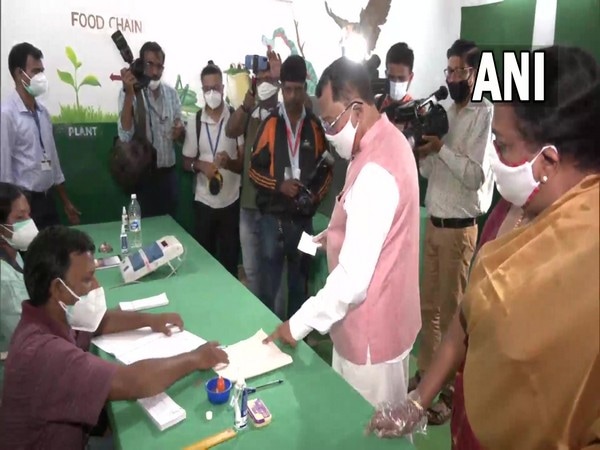 Goa governor PS Sreedharan Pillai casts his vote at a booth in Taleigao on Monday. (ANI)