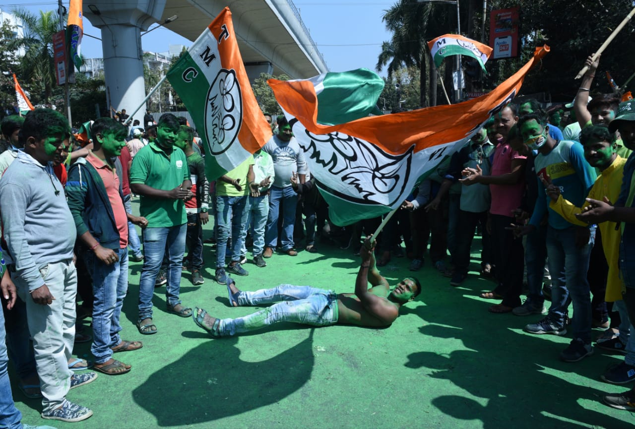 Trinamool Congress supporters celebrate party's victory in the Bidhannagar Municipal Corporation election in Kolkata on Monday. (Samir Jana/HT Photo)