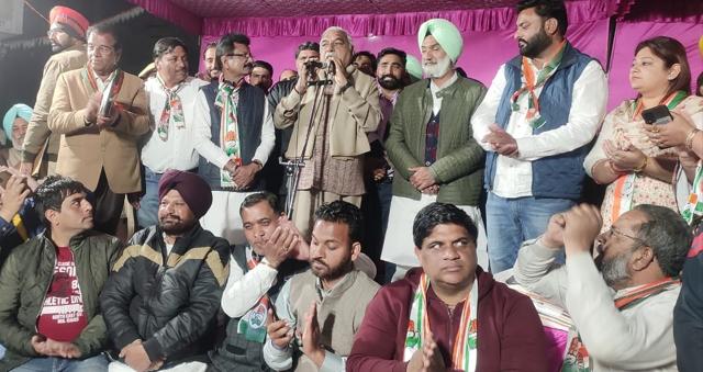 Former Haryana CM Bhupinder Singh Hooda campaigning for Congress candidate Deepinder Singh Dhillon in Dera Bassi. (HT Photo)