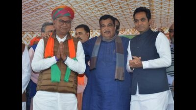 Nitin Gadkari during a public meeting while campaigning for BJP candidate Neeraj Bora from Lucknow North constituency, at Daliganj in Lucknow. (Deepak Gupta/HT Photo) Nitin Gadkari during a public meeting while campaigning for BJP candidate Neeraj Bora from Lucknow North constituency, at Daliganj in Lucknow. (Deepak Gupta/HT Photo)