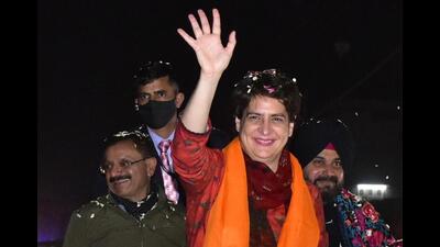 Congress general secretary Priyanka Gandhi during a roadshow in Amritsar on Tuesday. (Sameer Sehgal/HT)