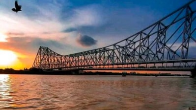 Howrah Bridge: The Mullick Ghat flower market, located under the bridge has witnessed several paranormal activities. Wrestlers who come for their practice early in the morning claimed to have seen flailing hands in the river.&nbsp; (Instagram/@the_.kolkata._diariesandsnehasishdas3389)