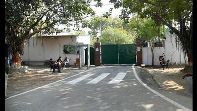 Rabri Devi’s residence wears a deserted look after RJD chief Lalu Prasad Yadav was convicted in a fodder scam. (Santosh Kumar/HT Photo) Rabri Devi’s residence wears a deserted look after RJD chief Lalu Prasad Yadav was convicted in a fodder scam. (Santosh Kumar/HT Photo)