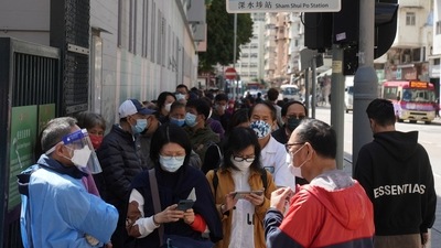 People wearing face masks queue at a makeshift testing centre for the coronavirus disease (COVID-19) following the outbreak in Hong Kong, China February 14, 2022. REUTERS/Lam Yik (REUTERS)