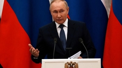 Russian President Vladimir Putin gestures during a press conference with French President Emmanuel Macron, in Moscow, Russia. (REUTERS)