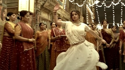 Alia Bhatt in a still from Dholida song from Gangubai Kathiawadi.&nbsp;