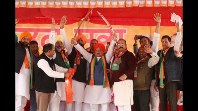 BJP national president JP Nadda was stranded for over one-and-half hours at a temporary helipad near Bathinda as protesting farmers blocked the Maur crossing. (Sanjeev Kumar/HT) BJP national president JP Nadda was stranded for over one-and-half hours at a temporary helipad near Bathinda as protesting farmers blocked the Maur crossing. (Sanjeev Kumar/HT)