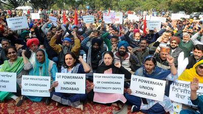 Members of the UT Powermen Union protesting against privatisation of the electricity department, at Sector 17 in Chandigarh on Tuesday. (Ravi Kumar/Hindustan Times)