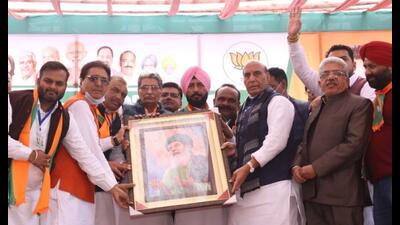 Without naming Congress, Rajnath Singh said Guru Nanak Dev’s birthplace Nankana Sahib and Kartarpur Sahib could have been part of India had Congress leaders taken a stand for the same during the Partition (HT) Without naming Congress, Rajnath Singh said Guru Nanak Dev’s birthplace Nankana Sahib and Kartarpur Sahib could have been part of India had Congress leaders taken a stand for the same during the Partition (HT)