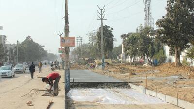 Gurugram, India- January 05, 2019: Workers seen at a road near Badkhal Chowk, Sector 28, in Faridabad, India, on Sunday, January 5, 2020. A 1.67-kilometre-long smart road, first of its kind in Faridabad, launched as part of the Smart City project, is certain to miss its Jan 31, 2020 deadline. The road lies between on the National Highway No. 19 and the Bypass Road on the eastern side running parallel to the highway. Construction of the road, which ought to have taken off in 2017, could start only in January 2019 due to administrative hurdles, but January 31, 2020, was announced as the deadline at the time of its launch. Now, however, it might be at least another year before the project sees completion. (HT Photo) **To go with Prayag Arora’s story (Yogendra Kumar/HT PHOTO)
