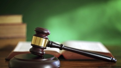 Chief Justice directed inspector A M Rathod to distribute 100 cans of the cold drink to the bar association or face disciplinary action. (HT ARCHIVE) Chief Justice directed inspector A M Rathod to distribute 100 cans of the cold drink to the bar association or face disciplinary action. (HT ARCHIVE)