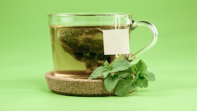 Green tea: This beverage has several health benefits due to its antioxidant and anti-inflammatory properties. It has a substance called epigallocatechin-3-gallate (EGCG), the most powerful type of catechin, an antioxidant. (Unsplash)