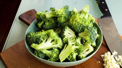 Broccoli: This vegetable is rich in sulforaphane, an antioxidant that helps reduce inflammation by your levels of different molecules that drive inflammation in your body. (Unsplash)