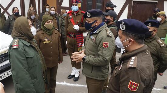 Srinagar SSP Rakesh Balwal and DIG, Central Kashmir Range, Sujit Kumar interact with women cops on Monday. (ANI Photo)