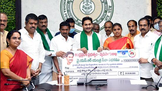 Andhra Pradesh chief minister YS Jagan Mohan Reddy hands over a cheque of <span class=