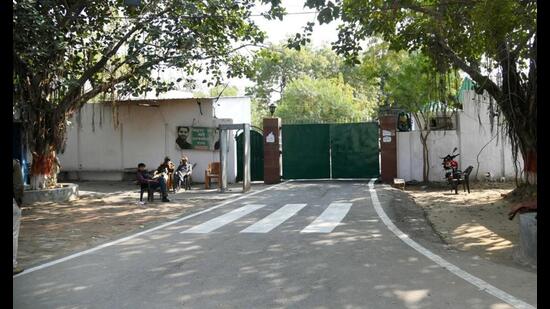 Rabri Devi’s residence wears a deserted look after RJD chief Lalu Prasad Yadav was convicted in a fodder scam. (Santosh Kumar/HT Photo)