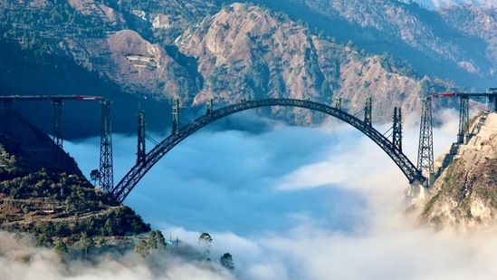 The image shows Jammu and Kashmir’s Chenab Bridge.(Twitter/@AshwiniVaishnaw)