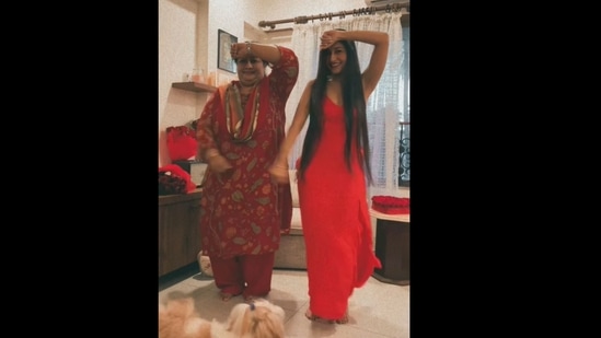 Choreographer Dhanashree Verma danced the the viral Kacha Badam song along with her mother. &nbsp;(dhanashree9/Instagram)