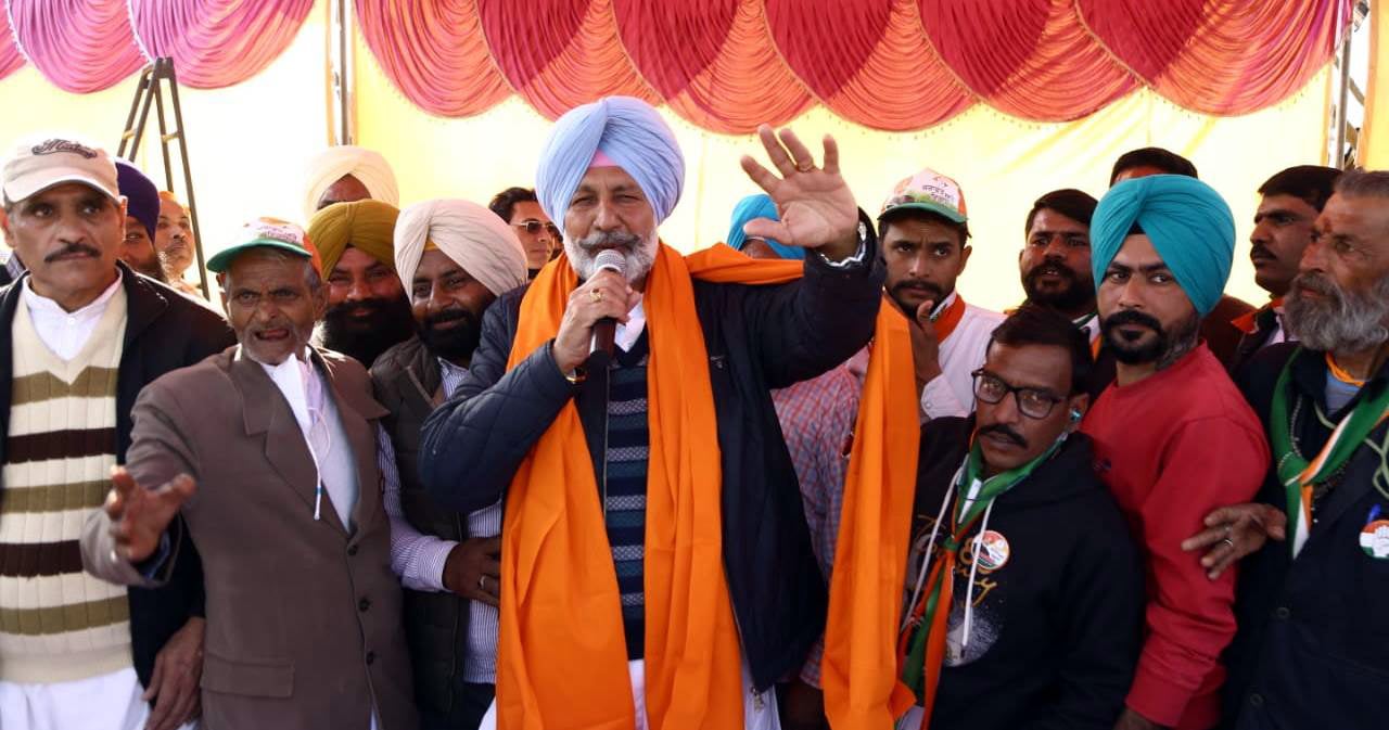 Senior Congress leader Balbir Singh Sidhu during electioneering in Mohali on Tuesday. (HT Photo)