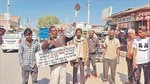 Chheddu, a utensil seller, is in fray from Sirathu against deputy CM Keshav Prasad Maurya. He uses his vocal power to garner votes. (HT Photo)