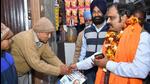 Aam Aadmi Party (AAP) candidate from Amritsar North Kunwar Vijay Pratap Singh, who is also a former IPS officer, during door-to-door campaigning ahead of Punjab assembly elections. (Sameer Sehgal /HT)