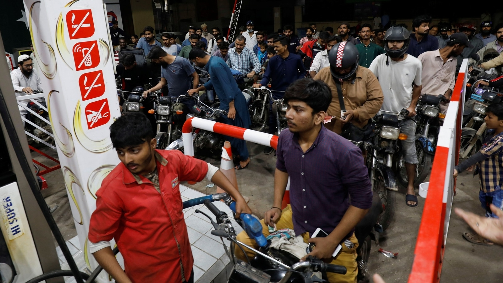 Pakistan Increases Petroleum Prices By 12 03 Per Litre World News Hindustan Times