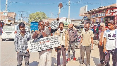 Chheddu, a utensil seller, is in fray from Sirathu against deputy CM Keshav Prasad Maurya. He uses his vocal power to garner votes. (HT Photo) Chheddu, a utensil seller, is in fray from Sirathu against deputy CM Keshav Prasad Maurya. He uses his vocal power to garner votes. (HT Photo)
