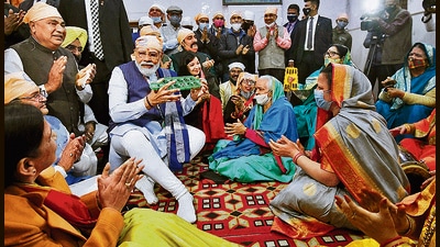 Prime Minister Narendra Modi joins the devotees at Guru Ravidas birth anniversary at Shri Guru Ravidas Vishram Dham Mandir in New Delhi. (HT photo) Prime Minister Narendra Modi joins the devotees at Guru Ravidas birth anniversary at Shri Guru Ravidas Vishram Dham Mandir in New Delhi. (HT photo)