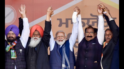 Prime Minister Narendra Modi raises hands with party candidates at an election campaign rally for Punjab Assembly elections, in Pathankot on Wednesday. (PTI) Prime Minister Narendra Modi raises hands with party candidates at an election campaign rally for Punjab Assembly elections, in Pathankot on Wednesday. (PTI)