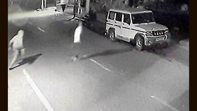 CCTV footage shows a vehicle stopping at the Garments shop at around 3.30am; two men alighted from the car and used an iron rod to break open the shutter. (HT PHOTO ) CCTV footage shows a vehicle stopping at the Garments shop at around 3.30am; two men alighted from the car and used an iron rod to break open the shutter. (HT PHOTO )