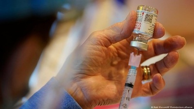 The study found no differences between monkeys receiving a conventional booster or one specifically targeting the Omicron variant (Matt Slocum/AP Photo/picture alliance	)