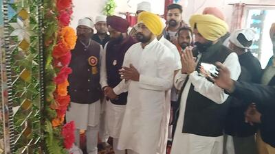Punjab chief minister Charanjit Singh Channi paying obeisance at Ravidass temple in Ferozepur. (HT Photo) Punjab chief minister Charanjit Singh Channi paying obeisance at Ravidass temple in Ferozepur. (HT Photo)
