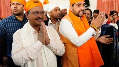 AAP convenor Arvind Kejriwal offers prayers at Guru Ravidas Mandir in Jalandhar (HT photo/Gagandeep Jassowal) AAP convenor Arvind Kejriwal offers prayers at Guru Ravidas Mandir in Jalandhar (HT photo/Gagandeep Jassowal)