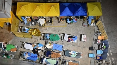 China’s President Xi Jinping has told Hong Kong’s leaders that their “overriding mission” was to stabilise the worsening Covid-19 situation in the city. In picture - People sleep in hospital beds with temperatures falling at nighttime outside the Caritas Medical Centre in Hong Kong. (AFP) China’s President Xi Jinping has told Hong Kong’s leaders that their “overriding mission” was to stabilise the worsening Covid-19 situation in the city. In picture - People sleep in hospital beds with temperatures falling at nighttime outside the Caritas Medical Centre in Hong Kong. (AFP)