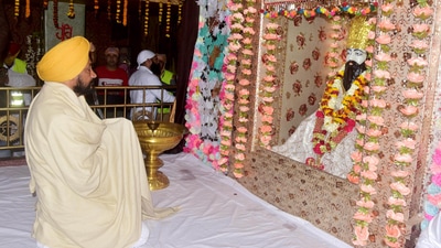 Punjab Chief Minister Charanjit Singh offers prayers at the Ravidas temple on the occasion of Ravidas Jayanti, in Varanasi (PTI Photo)