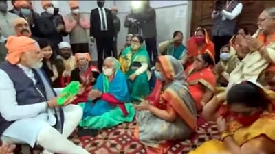 Prime Minister Narendra Modi during aarti, on the occasion of 'Ravidas Jayanti' at Guru Ravidas Vishram Dham Mandir, in New Delhi. (PTI) Prime Minister Narendra Modi during aarti, on the occasion of 'Ravidas Jayanti' at Guru Ravidas Vishram Dham Mandir, in New Delhi. (PTI)