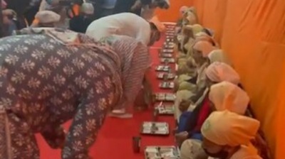 Guru Ravidas Jayanti: Priyanka Gandhi Vadra and Rahul Gandhi take part in a ‘langar' in UP.&nbsp; (Tweeted by Congress)