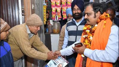 Aam Aadmi Party (AAP) candidate from Amritsar North Kunwar Vijay Pratap Singh, who is also a former IPS officer, during door-to-door campaigning ahead of Punjab assembly elections. (Sameer Sehgal /HT) Aam Aadmi Party (AAP) candidate from Amritsar North Kunwar Vijay Pratap Singh, who is also a former IPS officer, during door-to-door campaigning ahead of Punjab assembly elections. (Sameer Sehgal /HT)