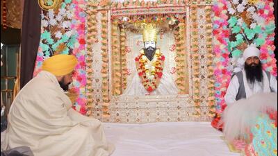 Punjab CM Charanjit Singh Channi offering prayers at Sant Shiromani Guru Ravidas Janma Asthan Mandir in Varanasi. (Source: Twitter) Punjab CM Charanjit Singh Channi offering prayers at Sant Shiromani Guru Ravidas Janma Asthan Mandir in Varanasi. (Source: Twitter)