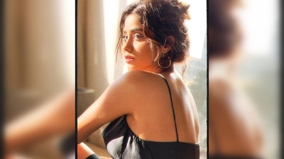 Janhvi Kapoor flaunted her glass skin by wearing minimal makeup. Her eyes were left bare with just a little mascara to lift her already full eyelashes and her lips looked plump for the pink gloss she used. (Instagram/@janhvikapoor) Janhvi Kapoor flaunted her glass skin by wearing minimal makeup. Her eyes were left bare with just a little mascara to lift her already full eyelashes and her lips looked plump for the pink gloss she used. (Instagram/@janhvikapoor)