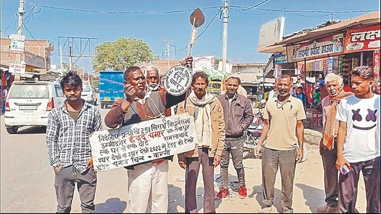 Chheddu, a utensil seller, is in fray from Sirathu against deputy CM Keshav Prasad Maurya. He uses his vocal power to garner votes. (HT Photo)